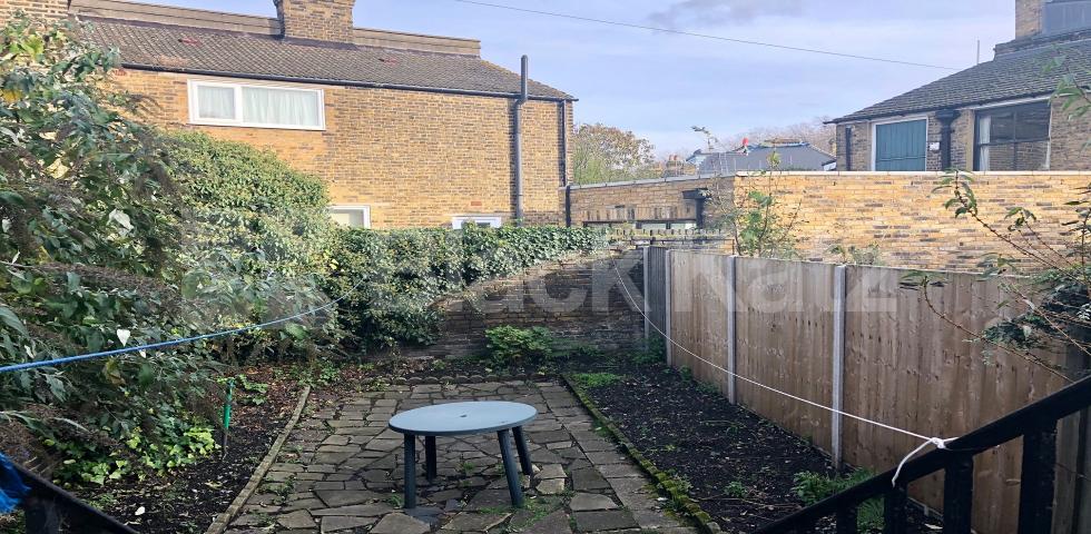 Offering over 570 sq.ft of living & entertaining space  Trundleys Road , Surrey Quays 